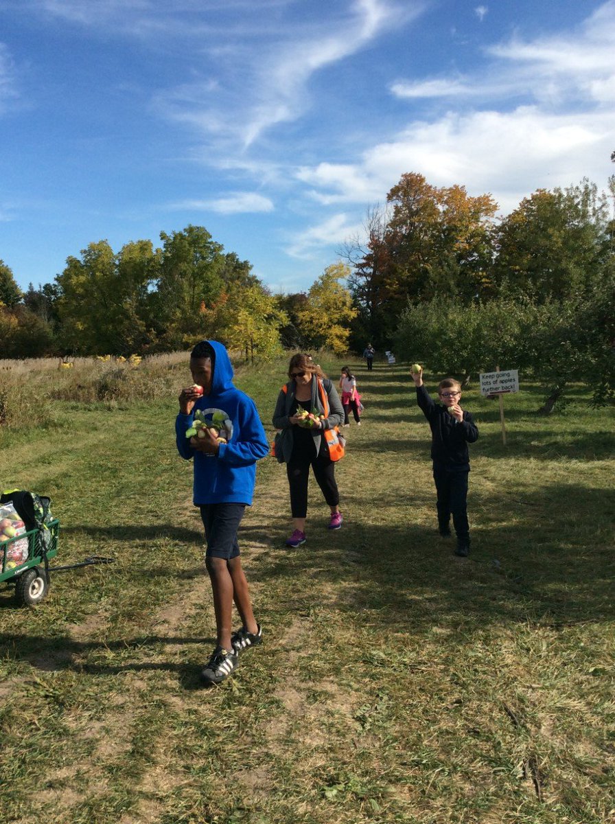 NatachaMoniz's tweet photo. What a great day for picking and eating yummy apples. Thank you Applevale Orchard, we had an amazing time. Can’t wait to make our apple tarts. @MrsAdams @HolyRosaryM #Unstoppable https://t.co/O5fkVojgA9