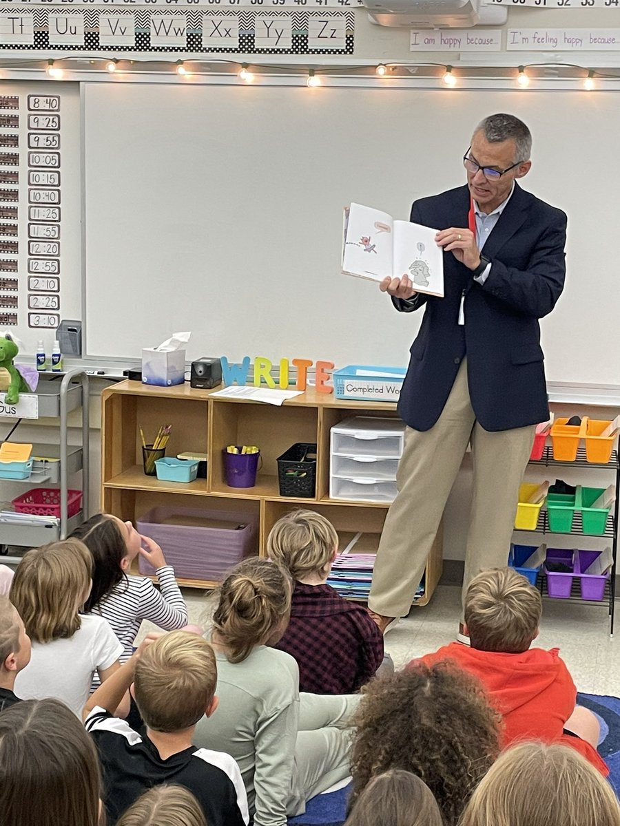 OJRSD's tweet photo. @supt_ojrsd’s travels continue as he visits @OwenJRobertsFC to answer questions ranging from his job as superintendent to his favorite snack (Doritos), as well as his tips on how to be a good leader: be kind, work hard, and be honest. #OwenJAllTheWay https://t.co/nuHaPOaSWT