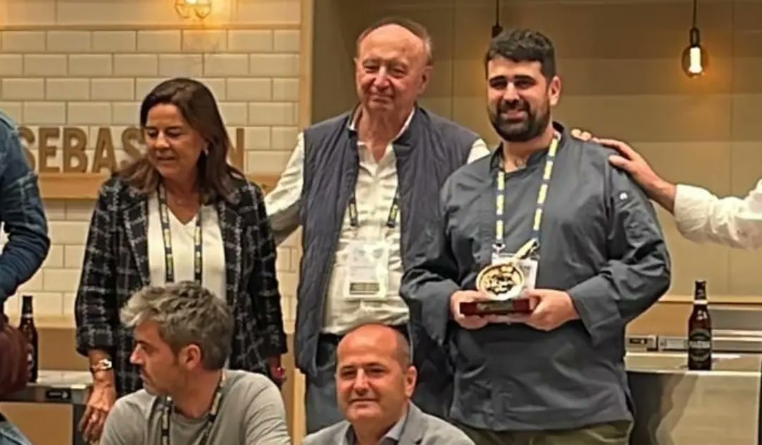 ¡¡Enhorabuena Pello de <a href="/castrugaiteru/">Castru el Gaiteru</a>!!
Hoy ha sido galardonado como campeón en el V Campeonato Nacional de Ensaladilla Rusa de <a href="/ssgastronomika/">SS Gastronomika</a>
Un gran año para este fantástico cocinero que en junio  se convirtió en el campeón del XIII <a href="/Pinchoasturias/">Asturias de Pinchos</a>. ¡Bravo! 👏