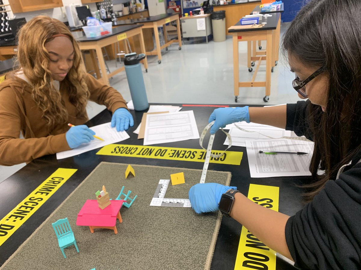 rachelleterada's tweet image. Dr. F’s apartment has been ransacked!  #forensic Ss are practicing their triangulation, sketching, evidence photography and collection techniques. Should hair be packaged in a Bindle, regular envelope, plastic vial or plastic bag?  What about glass fragments?