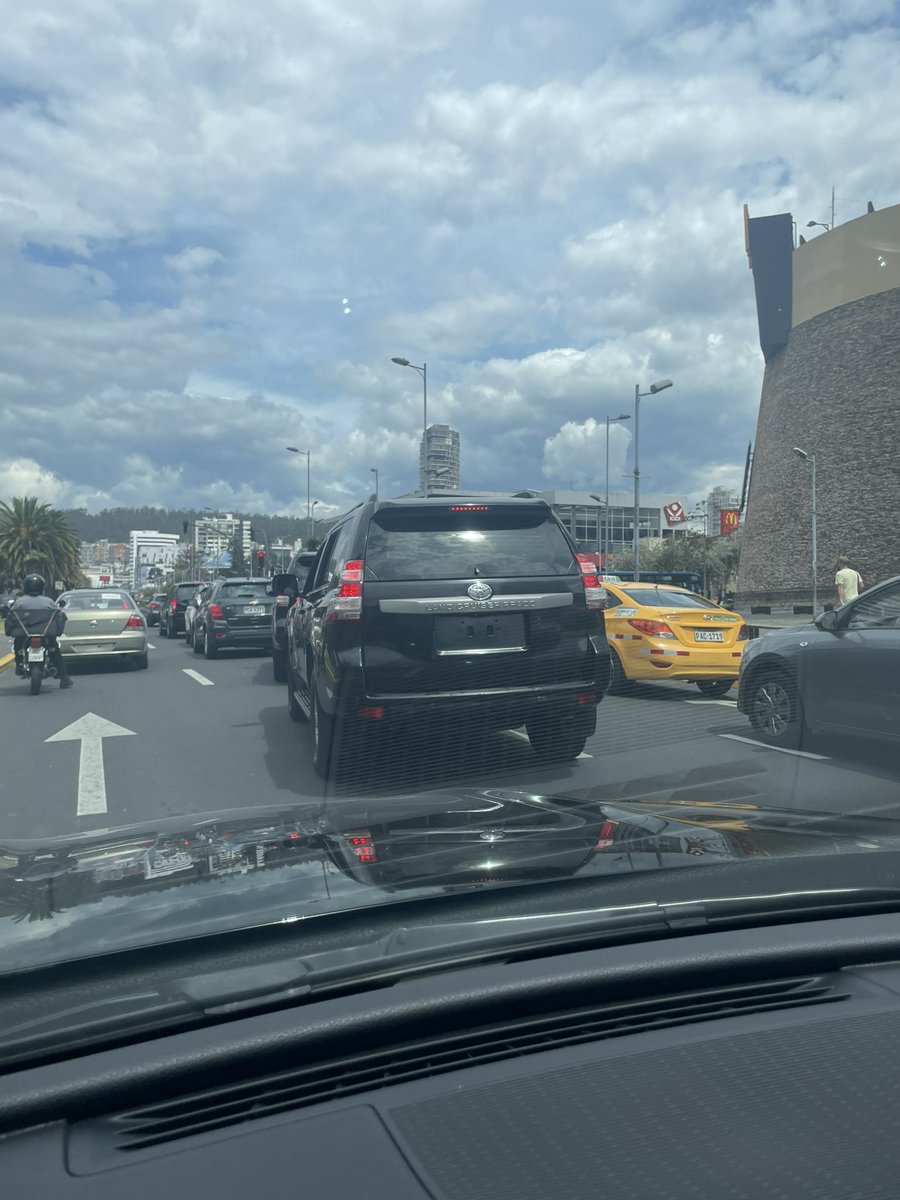 pencaladah's tweet photo. Detesto los carros del Estado sin placas. Detesto los ascensores exclusivos para las autoridades.

Es la vanidad del poder y el desprecio a quienes representan. 

Luego se acaba y vuelven a ser don nadie. https://t.co/ek9y169M3i