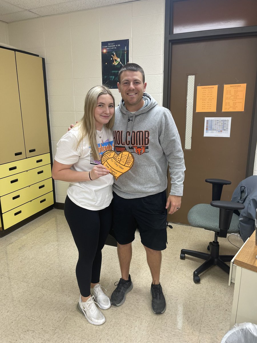 _Brooklynb404's tweet photo. Thank you @Trey_Teeter for being such a huge impact in my life! I wouldn’t be where I am as a person or in in the weight room without you!  @holcombvbsb #longhornimpact https://t.co/toS1uA3nZR
