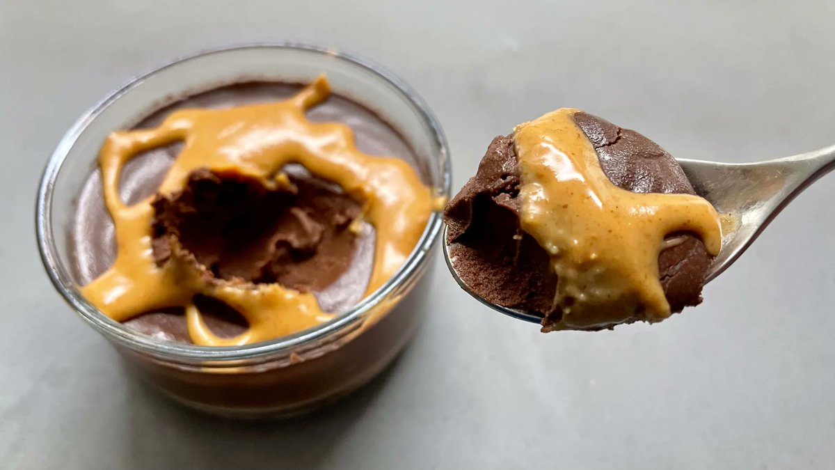Where have you been all my life 🤤!?

Simply:
* Heat 240g coconut milk
* Add a bag of our Madagascan Choc Chips
* Mix, pour, chill, then drizzle w/ PB

#chocolatemousse #GBBO #chocolate #peanutbutter #veganchocolate #veganrecipes #lowcarbrecipes