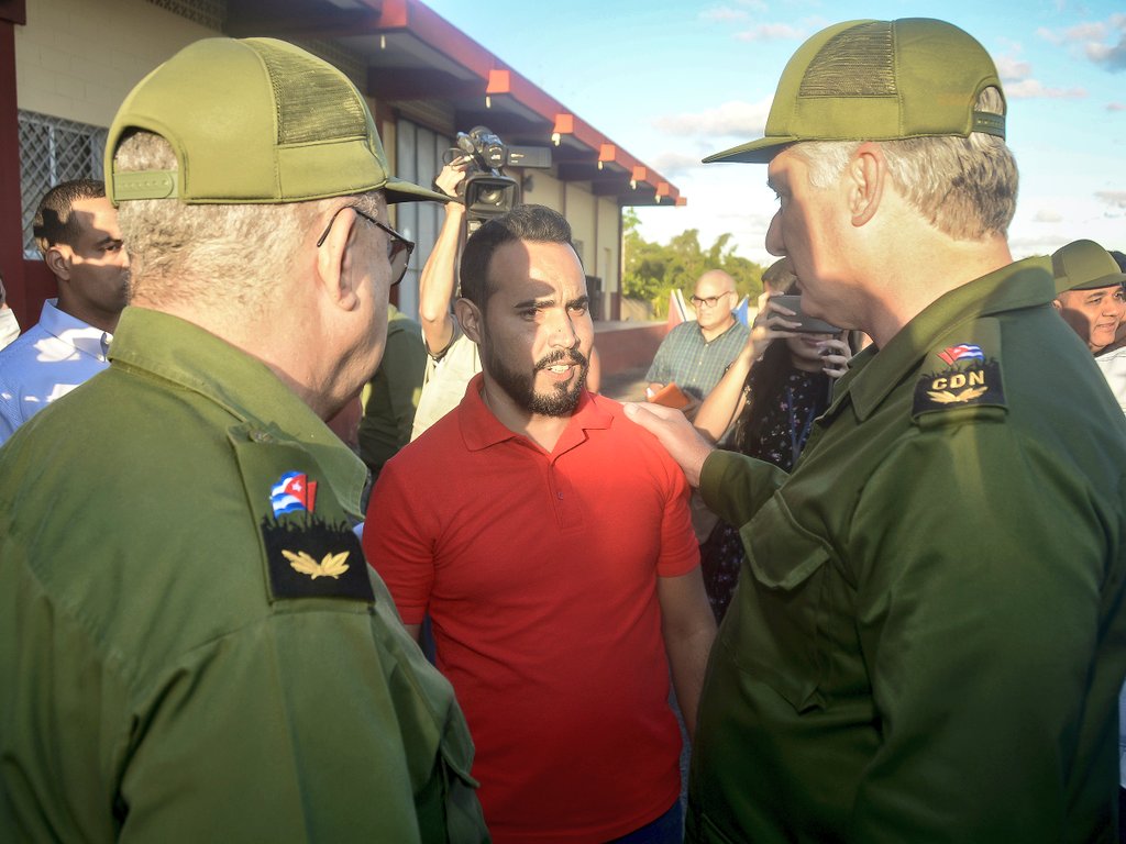 DiazCanelB's tweet photo. Un honor amanecer este martes junto a mujeres y hombres del sector eléctrico de todo el país que han restablecido en tiempo récord el servicio en La Habana. Ahora parten hacia Pinar del Río y Artemisa para apoyar a esas provincias hermanas. #TodosJuntos vamos a salir adelante. https://t.co/UdLmYUm2xS