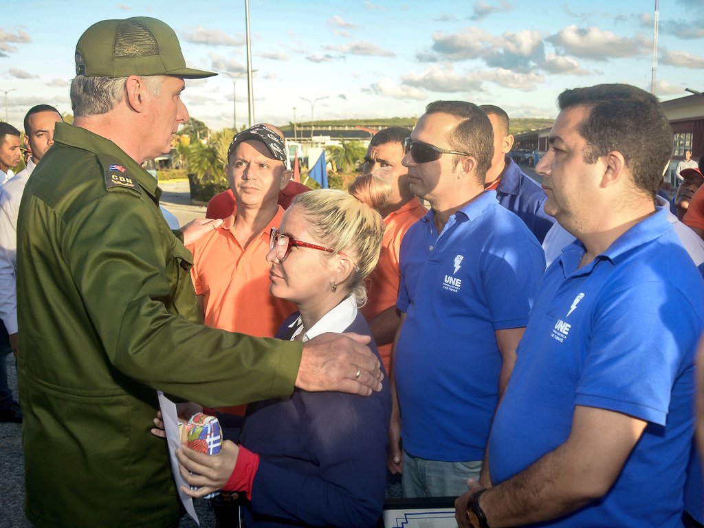 DiazCanelB's tweet photo. Un honor amanecer este martes junto a mujeres y hombres del sector eléctrico de todo el país que han restablecido en tiempo récord el servicio en La Habana. Ahora parten hacia Pinar del Río y Artemisa para apoyar a esas provincias hermanas. #TodosJuntos vamos a salir adelante. https://t.co/UdLmYUm2xS