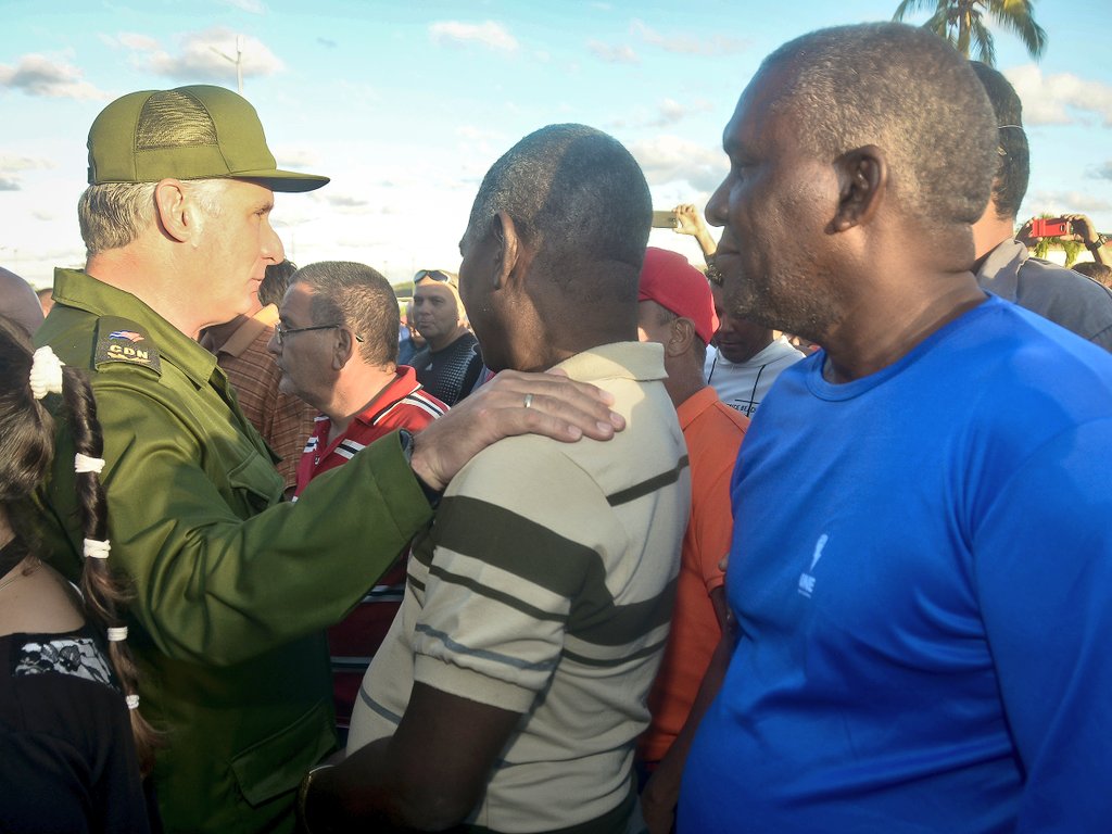 Un honor amanecer este martes junto a mujeres y hombres del sector eléctrico de todo el país que han restablecido en tiempo récord el servicio en La Habana. Ahora parten hacia Pinar del Río y Artemisa para apoyar a esas provincias hermanas. #TodosJuntos vamos a salir adelante.