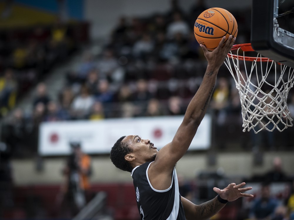 ...med 46-34 på scoretavlen lignede det et lille comeback inden pausen. I stedet blev det til en pauseføring på 54-36 til Ludwigsburg, især fordi tyskerne fik mange andenchancer på offensive rebounds. I alt fik Ludwigsburg 12 offensive rebounds i første halvelg.