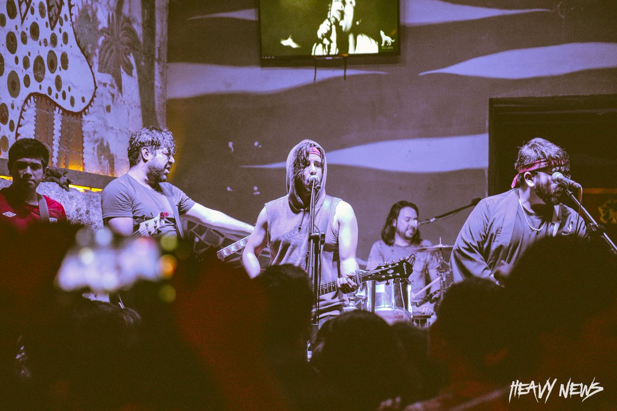 HeavyNews_'s tweet photo. ¡@FrioEnMarte estuvo presente en la 7ma edición del #HeavyFriday! 🤘⚡️
La banda regiomontana interpretó temas de su EP "Ausencias" y prendió a los asistentes con una electrizante presentación.
Galería ➡️ https://t.co/iglthWzAIc
📸: @theotrebor https://t.co/Go2AM2IfNw