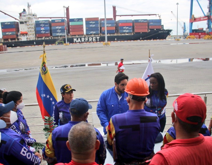 Bolipuertos__ve's tweet photo. 🗣️ Gracias a la gestión humanista de nuestra Pdte. @VirguezErika continuamos garantizando bienestar social a la clase trabajadora, en esta oportunidad talento humano de @BolipuertosTEC recibió dotación de uniformes y botas de seguridad #04Oct #RostrosDeMiPueblo https://t.co/LZ7Oh34Ti2