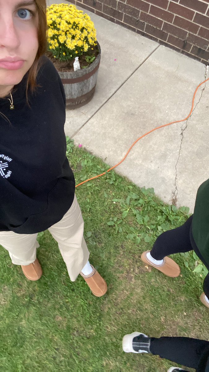 becca91054832's tweet photo. new shoes?? #fitcheck https://t.co/pTAWkxUGLS