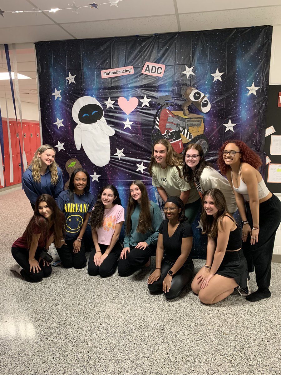 katievflint's tweet photo. Homecoming Lock In ✔️
Stop by the 400 hallway to see the great work created by ADC! It is truly “out of this world”! 🌙🪐🌟 @SalemSCA @salemADC @SalemHSVB https://t.co/skjuA9azRO