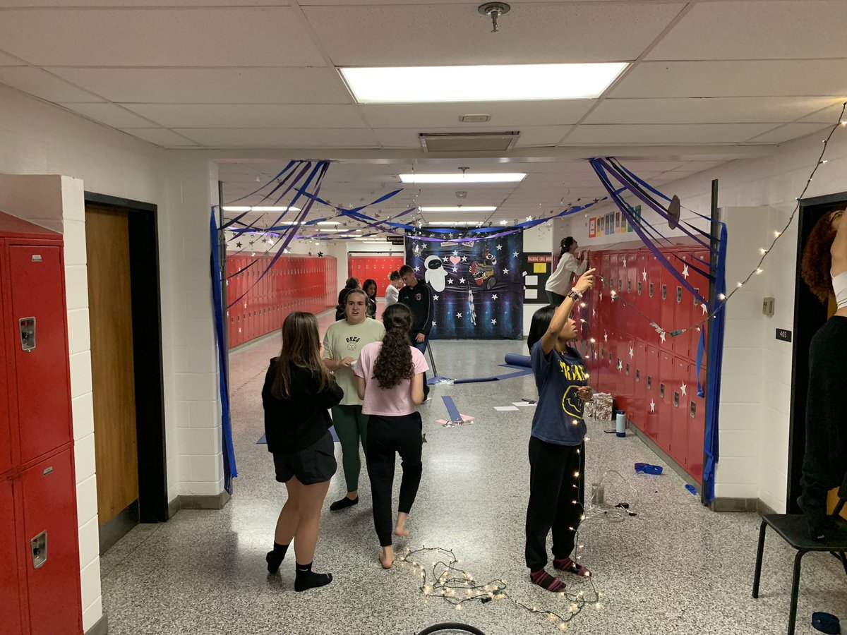 katievflint's tweet photo. Homecoming Lock In ✔️
Stop by the 400 hallway to see the great work created by ADC! It is truly “out of this world”! 🌙🪐🌟 @SalemSCA @salemADC @SalemHSVB https://t.co/skjuA9azRO