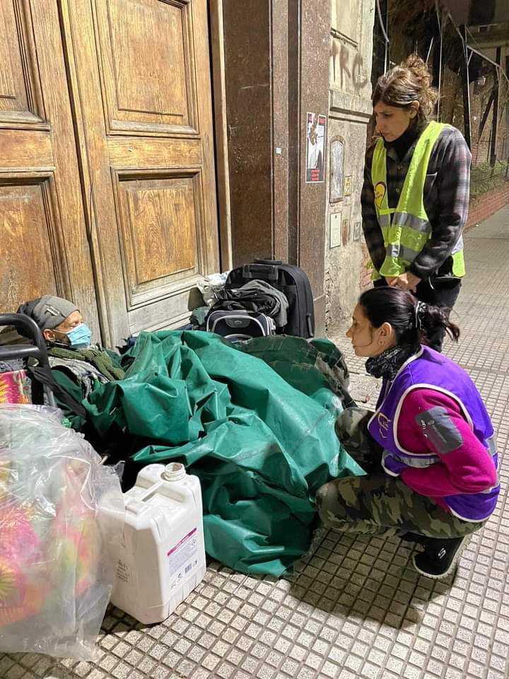 VIVIR EN LA CALLE
Caminan por horas buscando algo de comer con todas sus cosas a cuestas.
Cuando llega la noche buscan dónde quedarse  
Duermen con hambre, con frío, con miedo.
Y todo, día a día, se repite. Es un círculo del que cuesta salir.
Por eso te necesitamos ACÁ.
#sumate