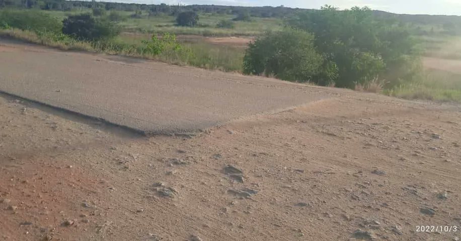 BajoLaLupaInfo's tweet photo. #Denuncia 
Ésta es la carretera que conduce hasta la población de San Francisco en #Macanao.
Habitantes de la localidad señalan que los carros dejan todo en esa carretera, por el mal estado
Los cauchos no aguantan y el tren, ni se diga.
Piden a los organismos, atención 
#04Oct https://t.co/cmc5PrtAAz