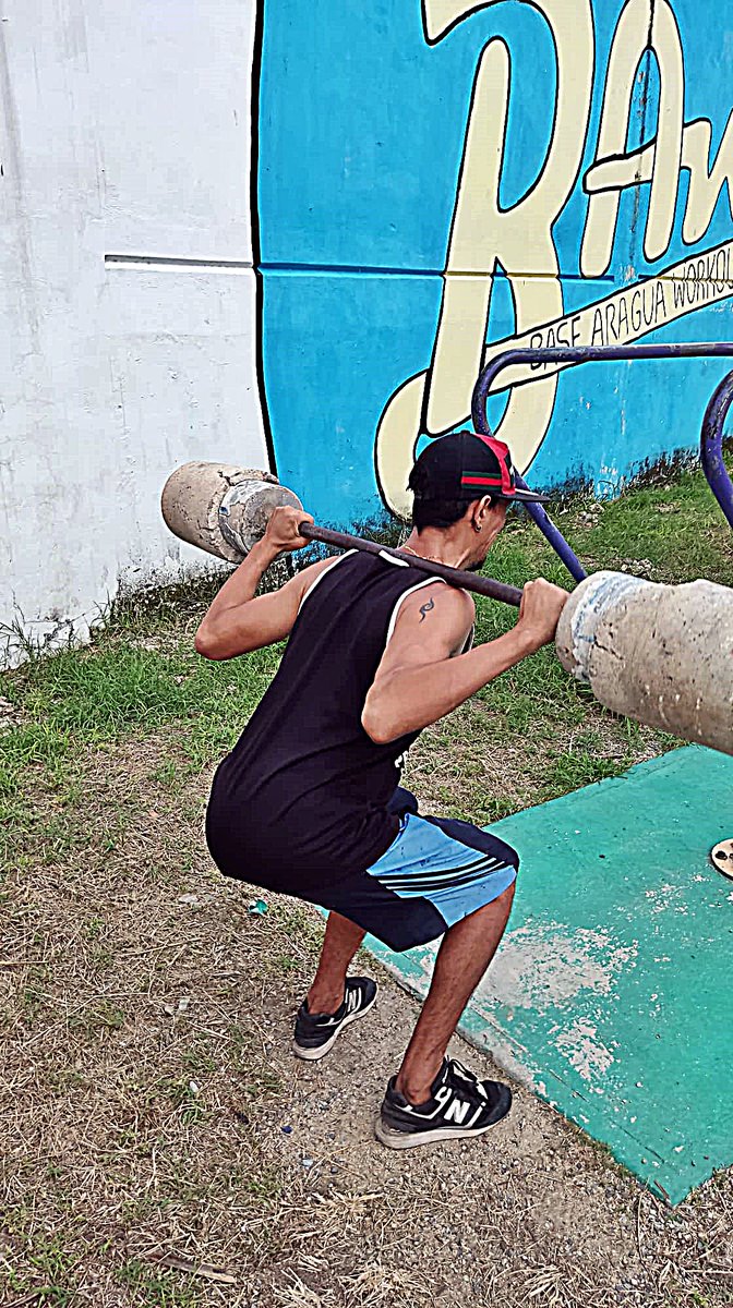 OriGeneS_ReYreX's tweet photo. #Martes de piernas
4 repeticiones de 12 de varios ejercicios, trotar pa calentar, sentadillas con la berta la q pesa 50kilos pronto intentare con olga la de 75kilos
#MartesdePoder
#FelizMartes #FelizMiercoles https://t.co/LrIxG8m8Ev