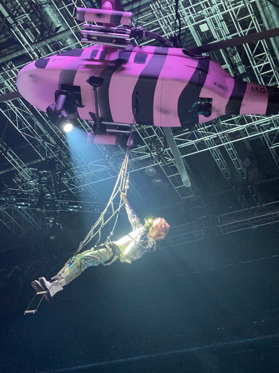 char_19XX's tweet photo. Rock star 🤘@machinegunkelly https://t.co/vec4KTje4J