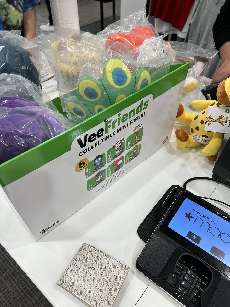 franalations23's tweet photo. I dont wanna grow up! @ToysRUs @Macys @veefriends @garyvee https://t.co/3w2QPhQZvM