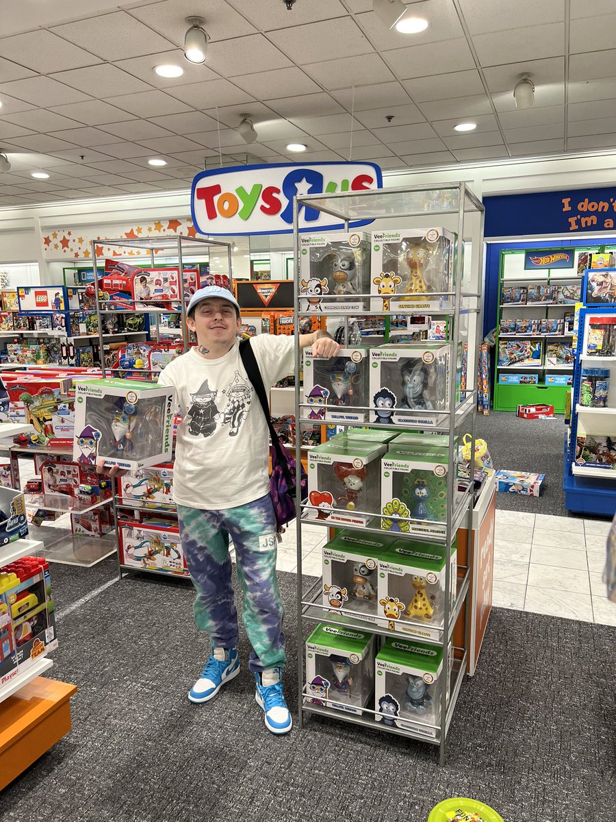 franalations23's tweet photo. I dont wanna grow up! @ToysRUs @Macys @veefriends @garyvee https://t.co/3w2QPhQZvM