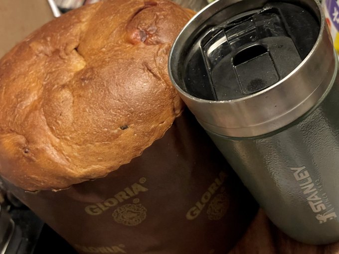 パネトーネ900g、スタンレーのタンブラー並べてこのサイズ感です
縦横ともに17cmくらいある
でかい(でかい
テキトーに紙破いて、フォーク刺して食べるのが好き
ちなみに破らなくてもフォークだと適当に食える 