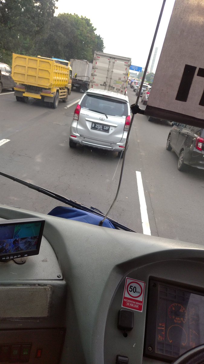 ullaay's tweet photo. Padahal sampe halte jam 5.53 ttp kebagian macet. Kok ya sebel banget yak beberapa hari ini macet terus. Apa ada kecelakaan terus apa emng yang punya mobil makin banyak makanya penuh hadeeeh. 😤😤 https://t.co/U4gsqRK7YG