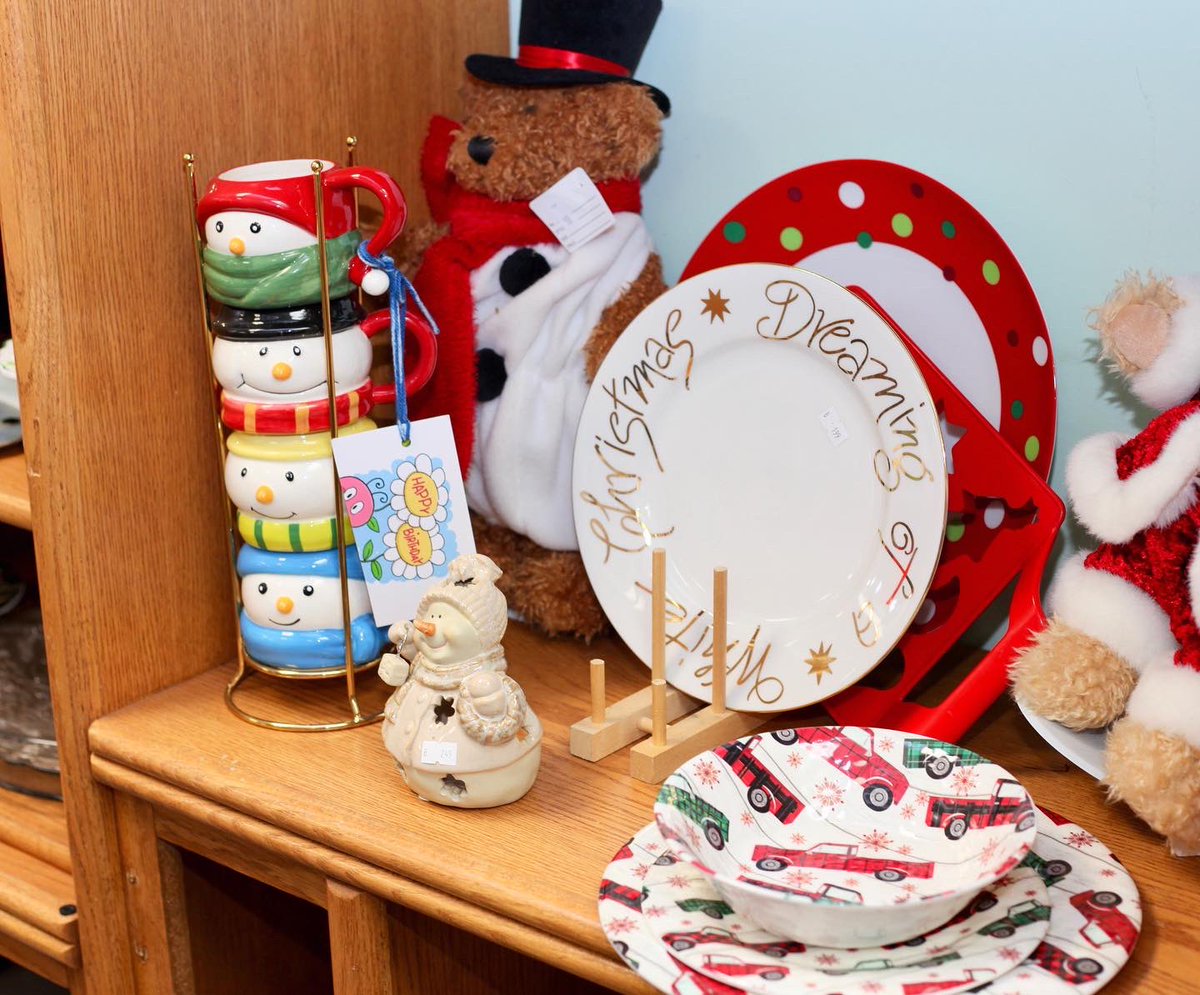 HandMeUpsNe's tweet image. Come check out our Christmas selections this week! ⛄️ 

#thrift #omaha #thriftstore #thriftomaha