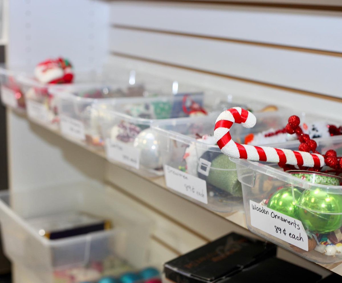 HandMeUpsNe's tweet image. Come check out our Christmas selections this week! ⛄️ 

#thrift #omaha #thriftstore #thriftomaha