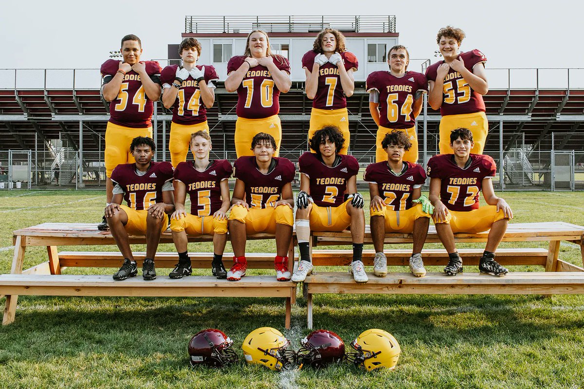 🐻Teddy 🏈 2022-23 #TeddyNation #TheVeltMpls #WeAreRoosevelt 📸: Lisa Quinlan