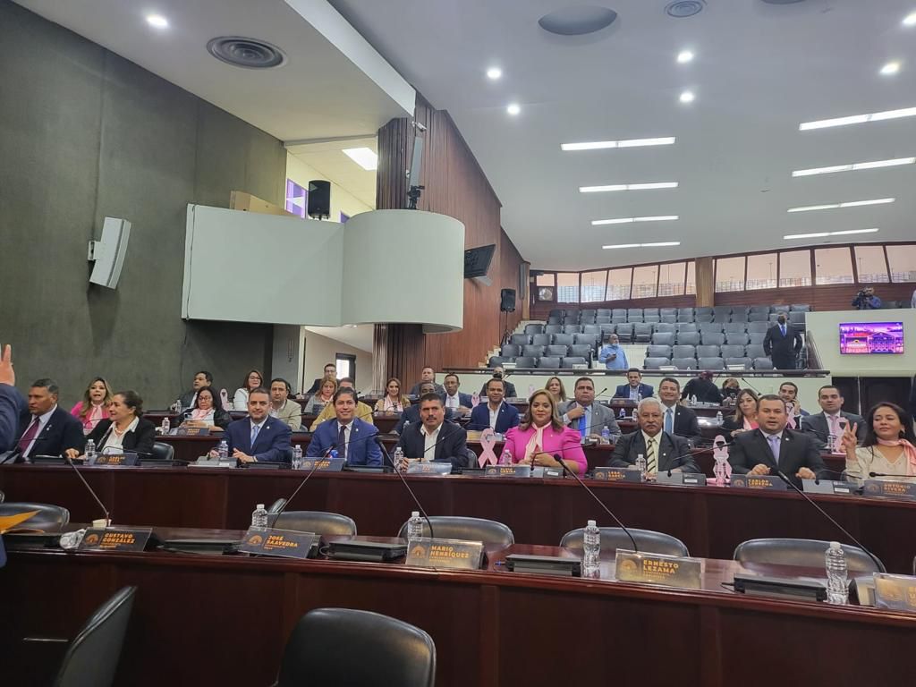 #QhuboTV #Noticias | Diputados del <a href="/PNH_oficial/">Partido Nacional de Honduras</a> se presentaron a la sesión convocada para este martes en el Congreso Nacional, la cual fue suspendida por falta de quórum.