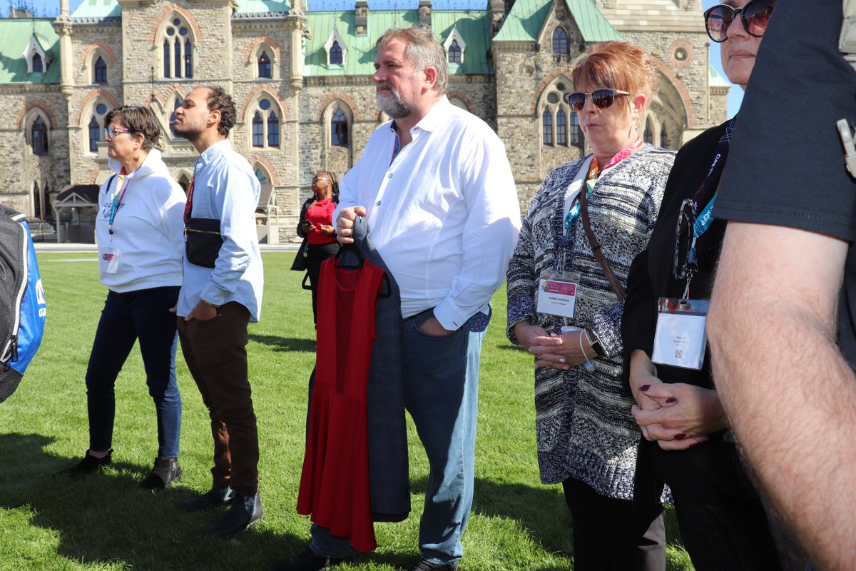cupenat's tweet photo. CUPE members and national leaders joined the Families of Sisters in Spirit vigil for missing and murdered Indigenous women, girls, Two-Spirit &amp; gender-diverse people. Hundreds bore witness as family members shared stories, songs, poems, prayers. Governments must act now! #MMIWG2S https://t.co/QlH0j4Ophg