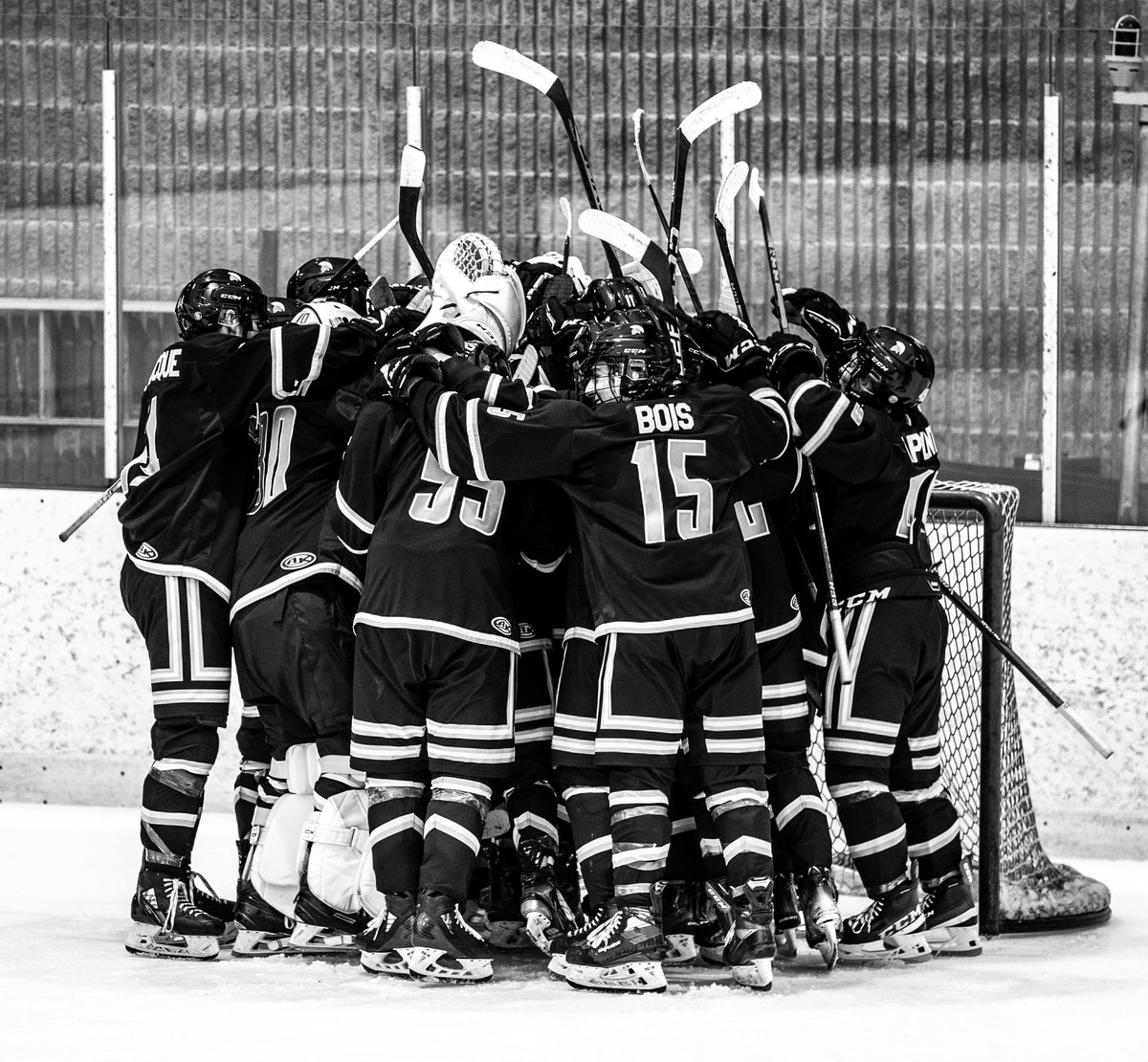 Félicitations à la nouvelle équipe de hockey des Spartiates pour leur victoire lors de leur match inaugural disputé le 16 septembre dernier! 👏🏒 
Crédit photo : Luc Girouard