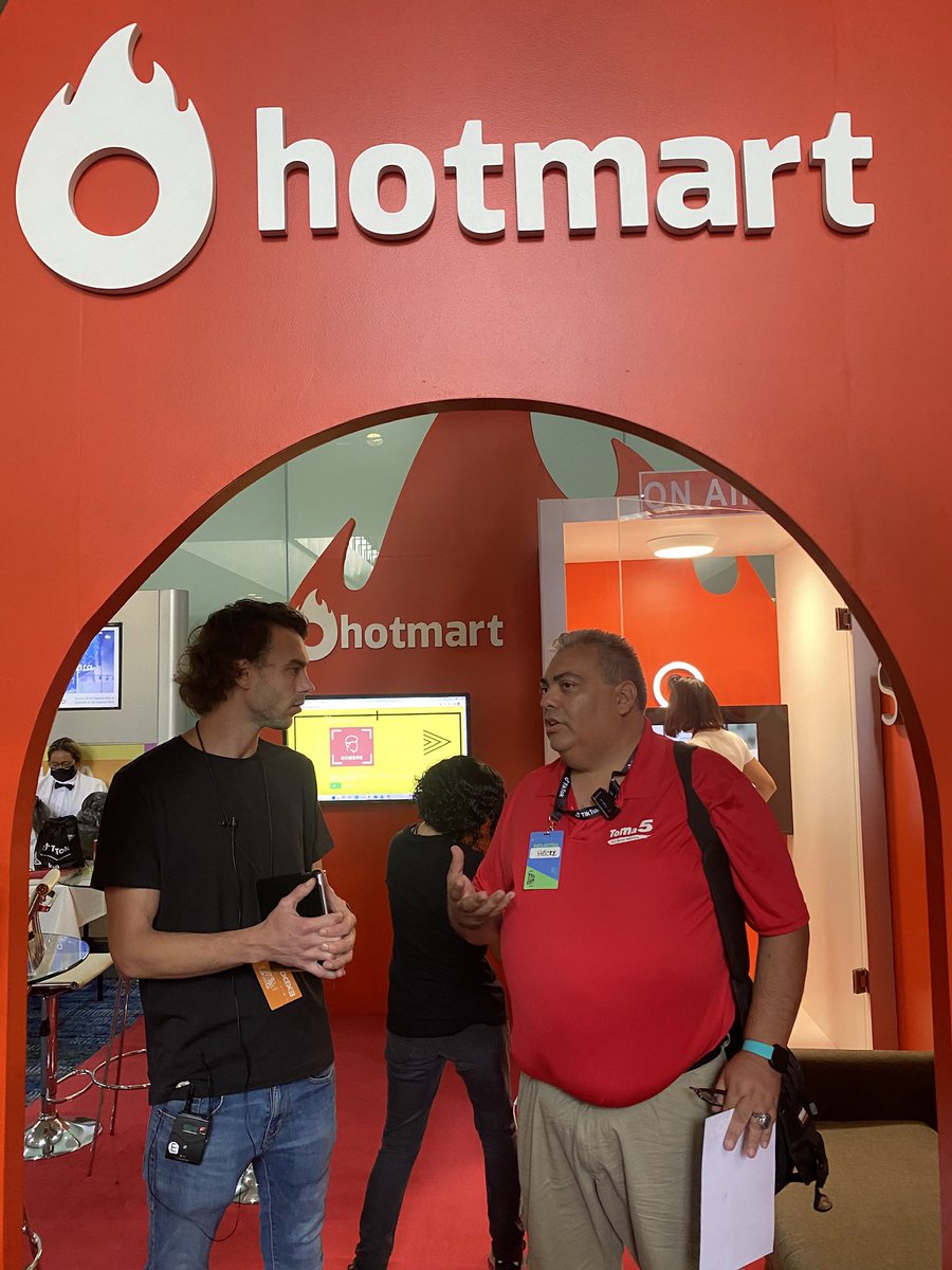 hector_toma5's tweet photo. Una buena platicada con la gente de @hotmart_es en el @VidConMexico #toma5 con #HectorMontano https://t.co/zdqqXo1wzM