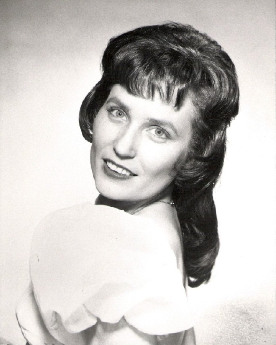 oxfordamerican's tweet image. “Whatever label was pinned on Loretta Lynn, most people had never heard anything like her before.”

—We mourn the loss of Loretta Lynn &amp;amp; celebrate her legacy w/ @m__worthington’s “Hey, Loretta!” from #Issue99.

 ow.ly/OwK550L1kZ0

 Photo reposted from Loretta Lynn/Instagram