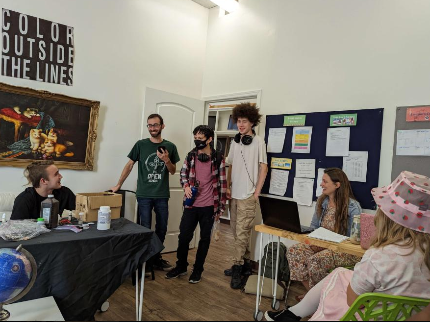 OpenSchoolOC's tweet photo. A regular occurrence: a room with a lot going on at once. Students engage in conversations and discussions, work on experiments, and solve problems together when given the opportunity to pursue things they find meaningful. https://t.co/U2nFDfGIaD