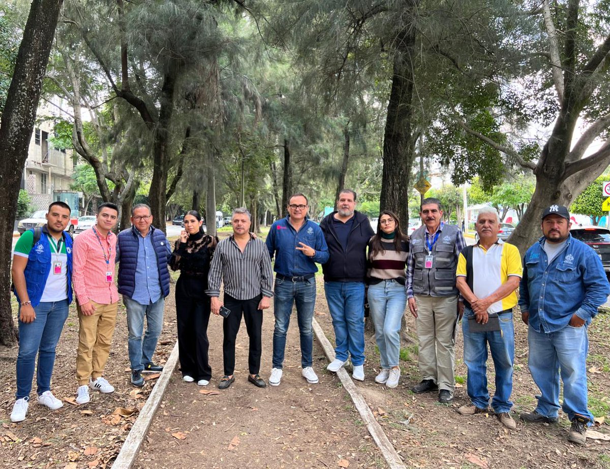 ArqEnriqueAG's tweet photo. Hoy hicimos recorrido en Av Montevideo con Piero y Joel, Presidentes de las Colonias Providencia y Colomos Providencia, vamos a meter Alumbrado en el Parque Lineal para dejarlo bien iluminado💡
@pablolemusn @felixgastelum20 @GuustavoFlores8 @Pierovegayahooc @colomos_provi https://t.co/MhxKx719Bn