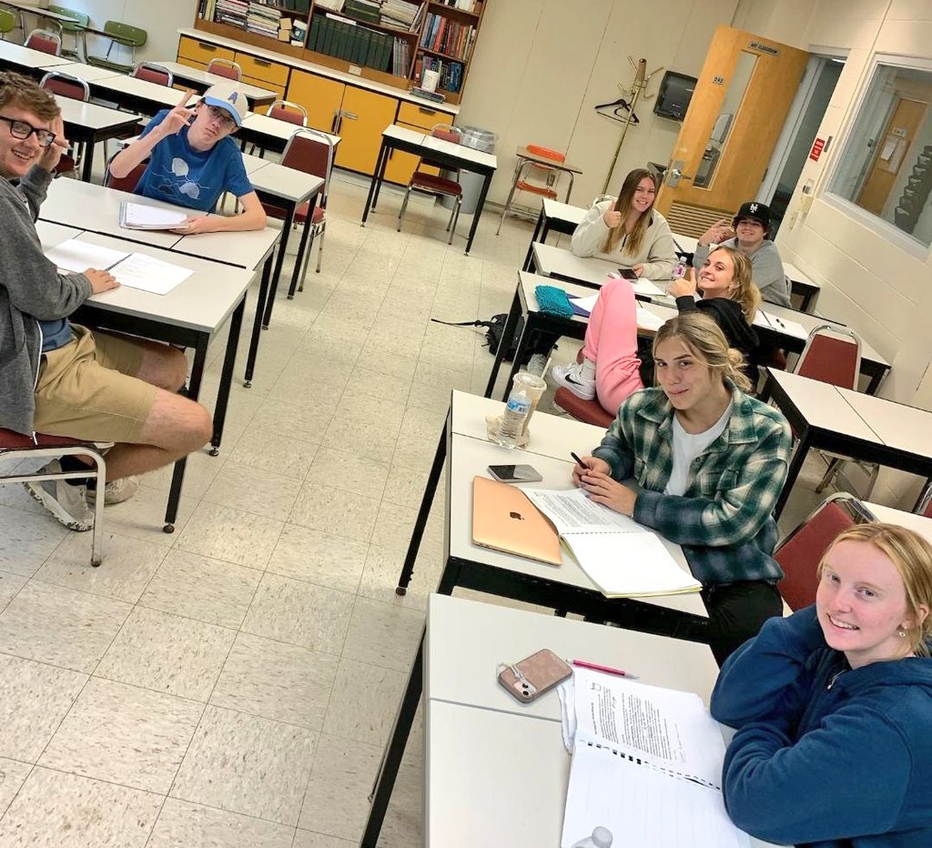LHUComm's tweet photo. Say hello to the COMM freshmen π
Some students from Dr. Reece's First Year Seminar class collaborate on a group project. Their first of many as COMM majors π
#lhu #lhucomm #collegefreshmen #communicationmajor #teamwork #collaborate https://t.co/kt6pYsJFjX
