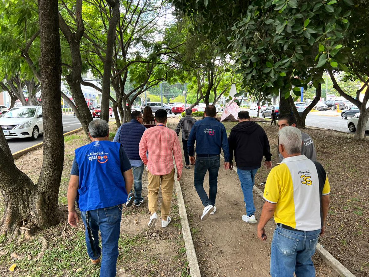ArqEnriqueAG's tweet photo. Hoy hicimos recorrido en Av Montevideo con Piero y Joel, Presidentes de las Colonias Providencia y Colomos Providencia, vamos a meter Alumbrado en el Parque Lineal para dejarlo bien iluminado💡
@pablolemusn @felixgastelum20 @GuustavoFlores8 @Pierovegayahooc @colomos_provi https://t.co/MhxKx719Bn