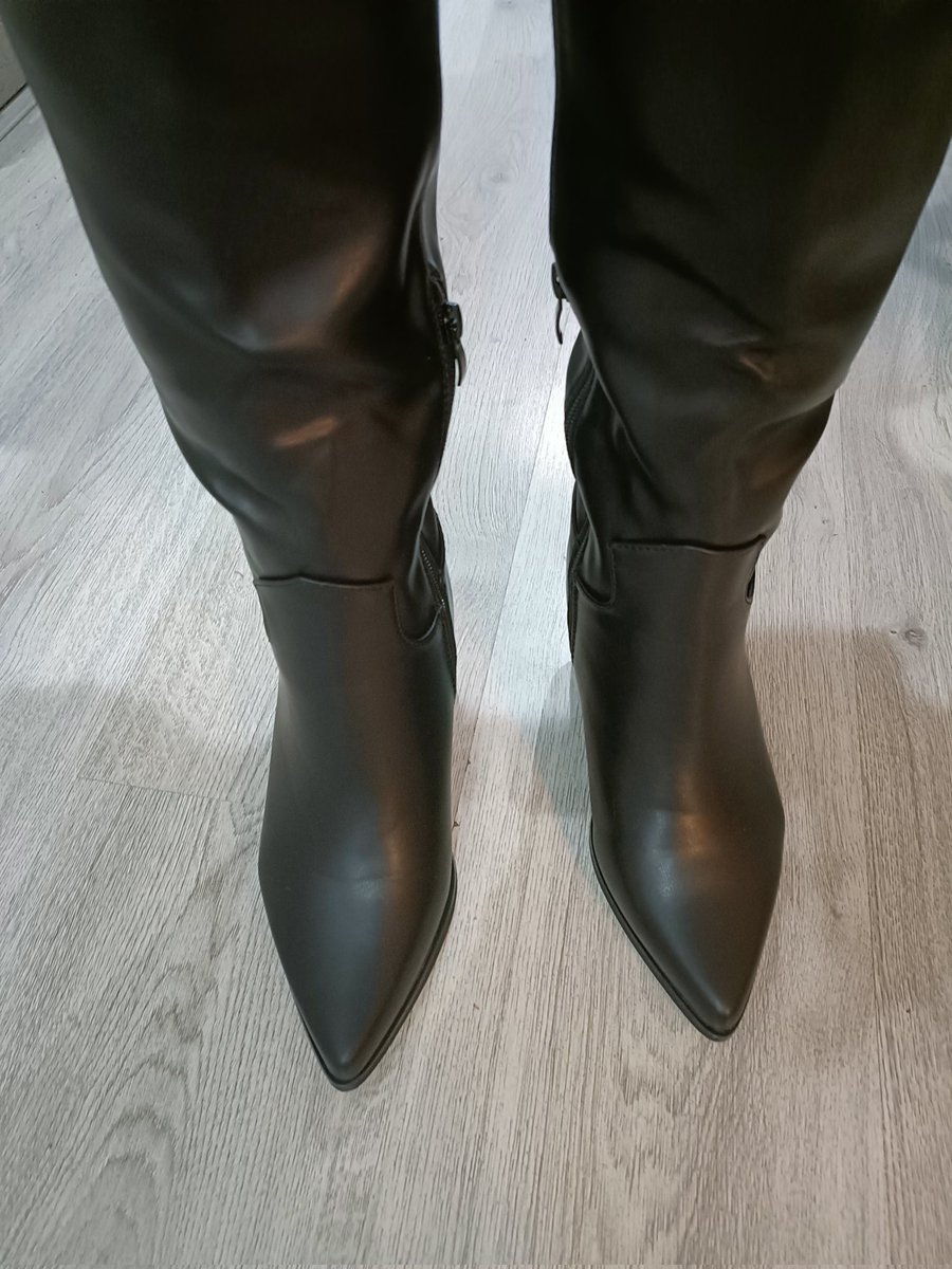 xGoddessofpower's tweet photo. Do you like my new boots? Vraag lief om de tikkie! https://t.co/i9cU0OYBXU
