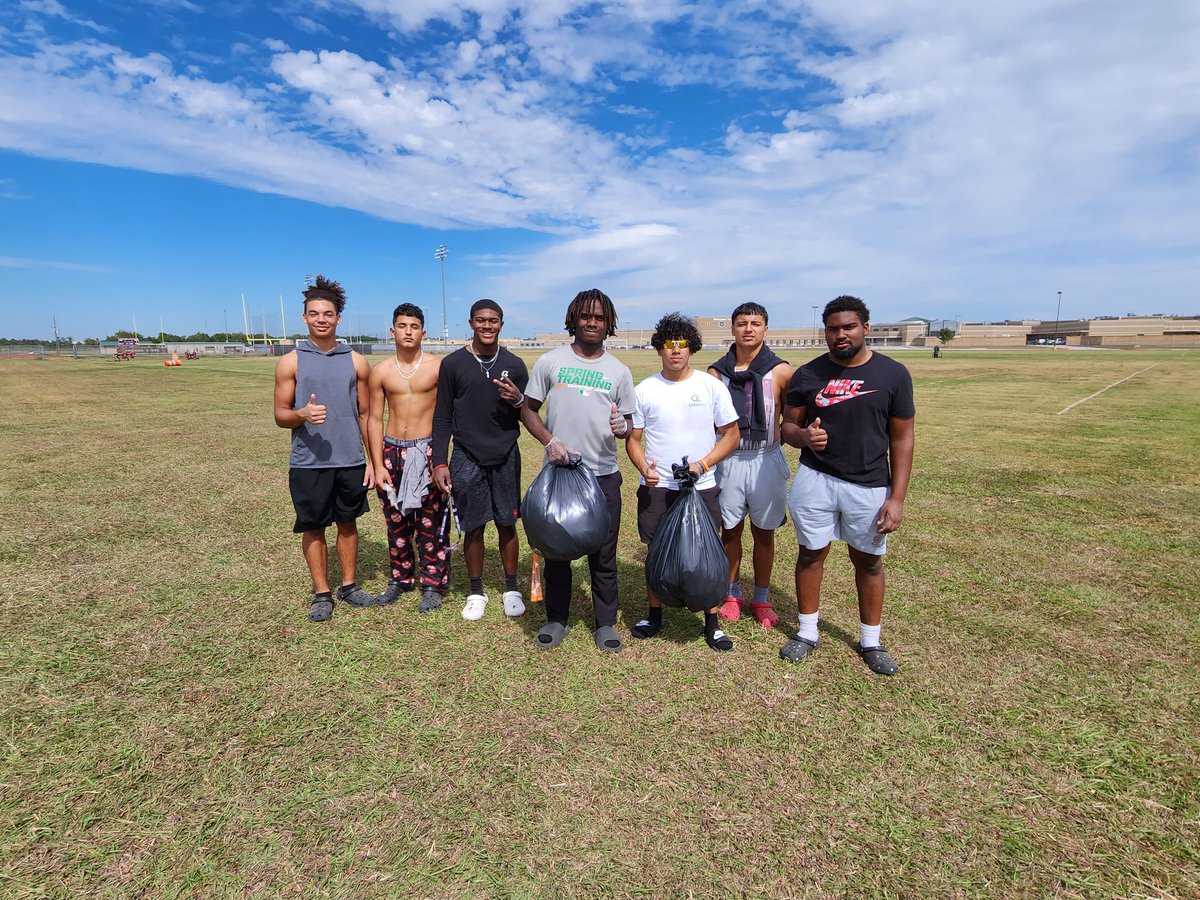 coachERiosJr's tweet photo. Taking time to "Be the Change"...cleaning up our campus and practice fields @OdomNikolas @Jaylen_Carter__ @W1llhill06 @Victor67711500  #LBU #plus1dirtyboy #UNFINISHEDBUSINESS https://t.co/rULjiAjKe2