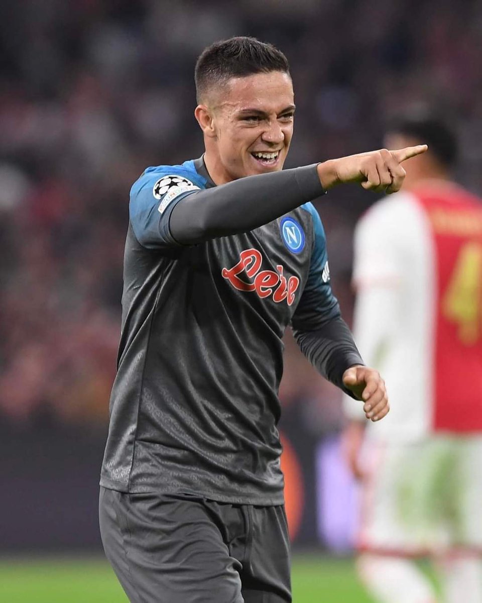 Nandosquad1's tweet photo. La forza di questo Napoli sta nell'affrontare ogni partita alla stessa maniera , facendo calcio come è giusto che sia . Tutti remano nella stessa direzione e con la stessa convinzione! 

#Napoli #napoliajax #Raspadori #kvaratskhelia #ForzaNapoliSempre #ChampionsLeague https://t.co/oXEVK1y966