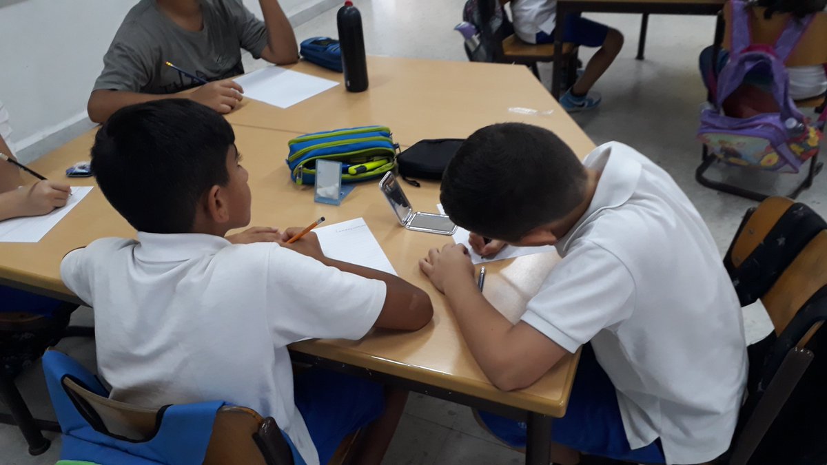 RHHS_Elementary's tweet image. Looking into their hand mirrors, BE5A learners tried to dig deeper into their inner selves and come up with their personal narratives #provocation #who_we_are #self_image @RHHS_Saida