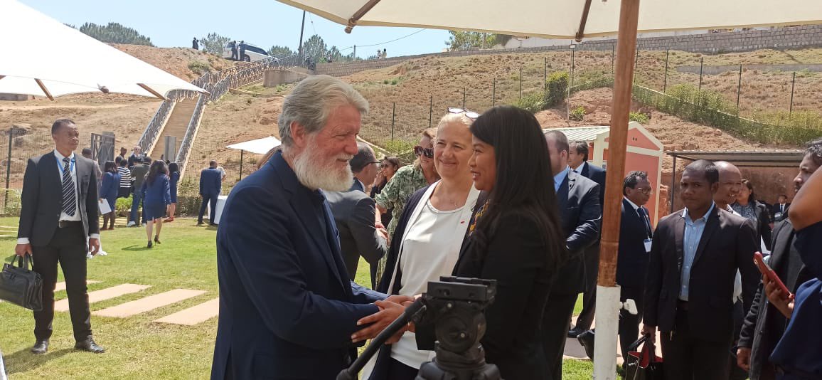 LovaHasinirina's tweet photo. Quel joie de voir le sourire de ces jeunes talents issus de milieux défavorisés recevoir leur diplôme. Merci à @ggomez_chef et le #PerePedro d’avoir donné l’espoir à nos futurs Chefs, et de pouvoir grandir dans ce nouvel “Institut d’Excellence culinaire #GuillaumeGomez.” https://t.co/tKh1JEJ1if