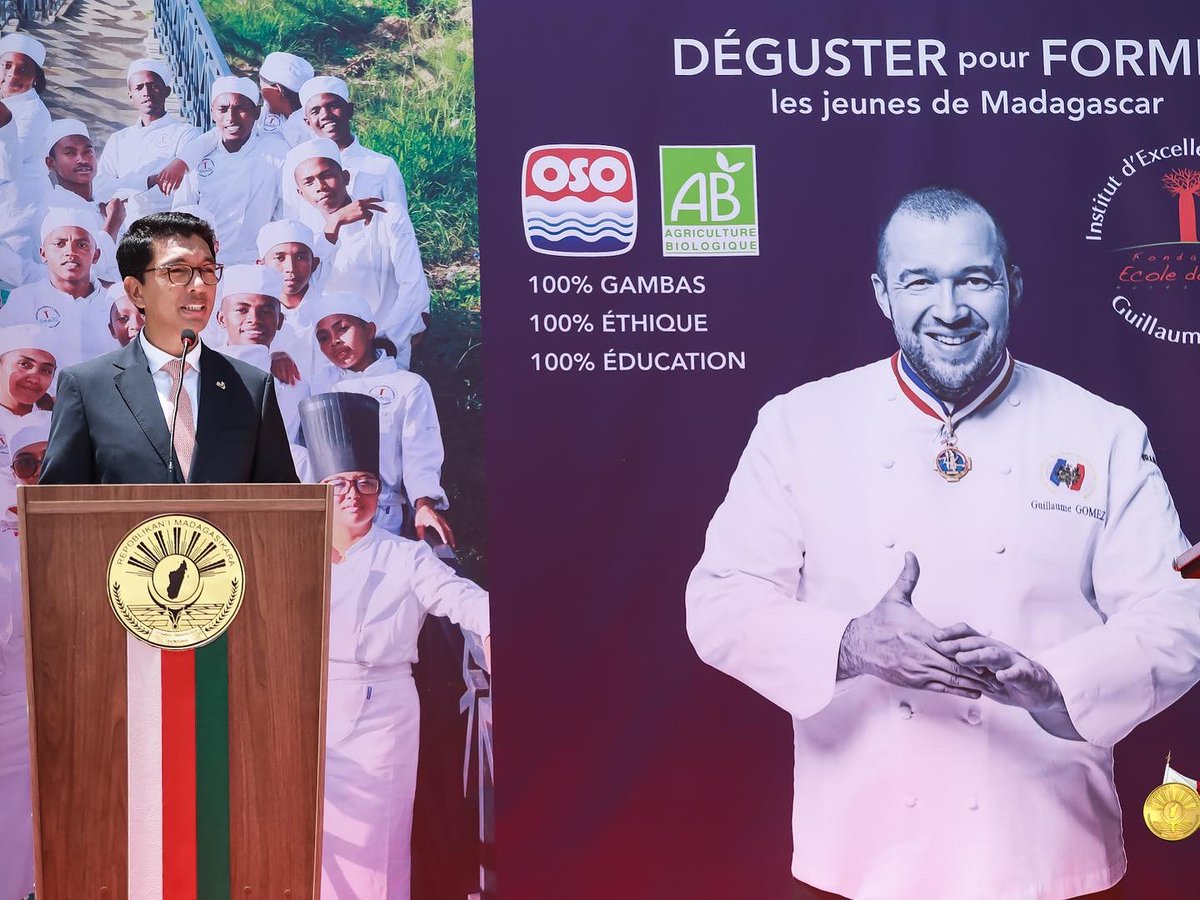 LovaHasinirina's tweet photo. Quel joie de voir le sourire de ces jeunes talents issus de milieux défavorisés recevoir leur diplôme. Merci à @ggomez_chef et le #PerePedro d’avoir donné l’espoir à nos futurs Chefs, et de pouvoir grandir dans ce nouvel “Institut d’Excellence culinaire #GuillaumeGomez.” https://t.co/tKh1JEJ1if