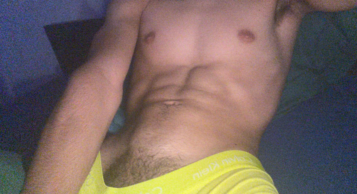 Hugl_r12's tweet photo. Je l’enlève ? 😈 RT si tu veux que je poste sans le ck 😈 https://t.co/T6SOOcrjTb
