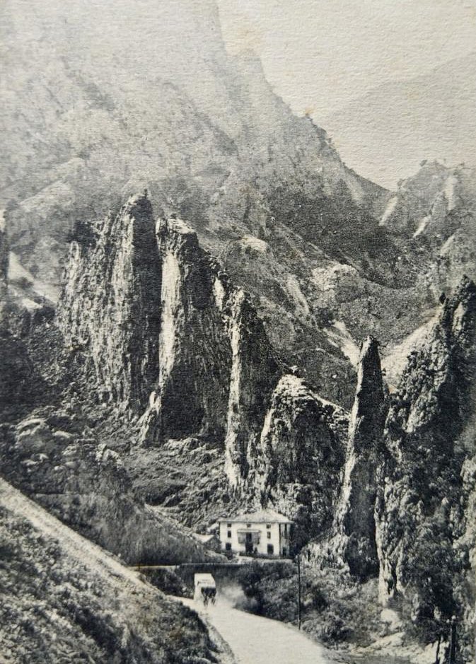 Un árbol enclenque, un bosquecillo minúsculo, un manantial que brota de la roca viva. Luego, hasta una gran altura, la peidra escueta, agrietada, cenicienta coronada por un festón de plantas raquíticas. Los cocheros lavan y cepillan a sus caballos.