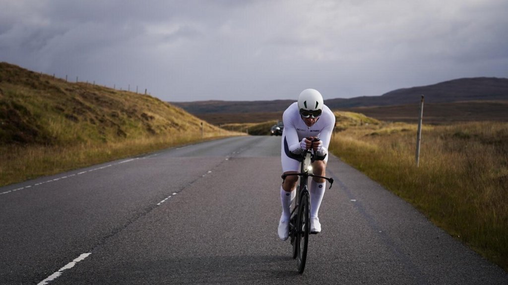 28hrs and 35mins all in one picture. Mark Beaumont set a new North Coast 500 record! ⁣ ⁣ Read the full NC500 recap story - Link Bellow ⬇️⁣ l8r.it/j3Nq⁣⁣⁣ 📷️Markus Stitz #thisismyride #argon18bike #nc500 #markbeaumontadventure