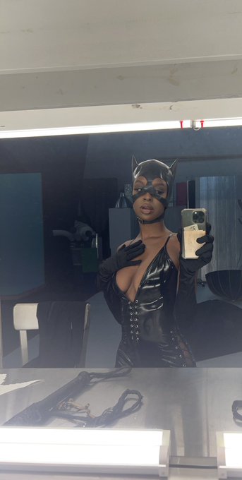 Your fave Catwoman 🐈&zwj;⬛ https://t.co/p5TaKidDUc