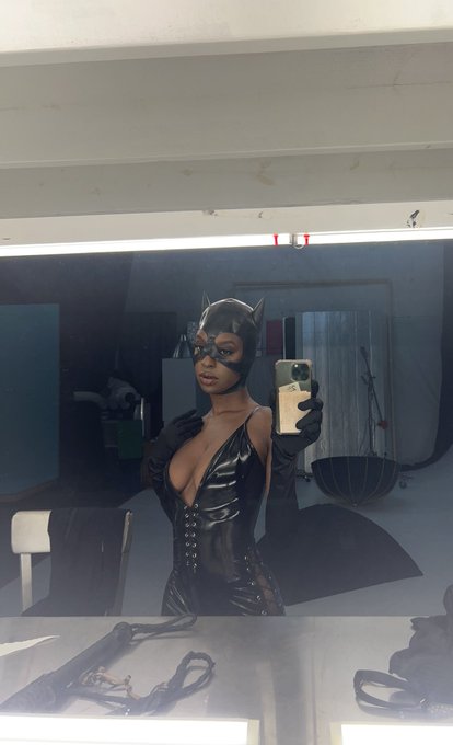 Your fave Catwoman 🐈&zwj;⬛ https://t.co/p5TaKidDUc