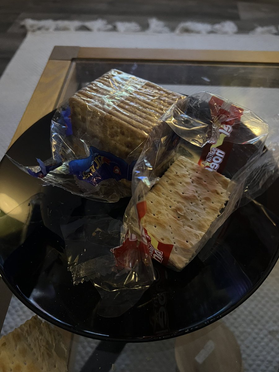 DrBananaGarcia's tweet photo. #Ducales y #Saltinas solo colombianos saben la felicidad que trae esto a los que vivimos fuera del país. https://t.co/UeRiXaa6cS