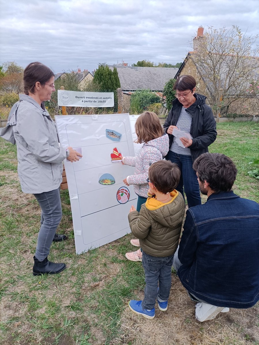 GUILBAUDCath's tweet photo. Atelier lecture, photo langage, atelier cuisine antigaspi, jeu animé par des délégués Msa49 ce soir à Marcé dans le cadre de la semaine alimentation, ambiance assurée pour manger bien et jeter moins !
#eluMSAenaction @GautierAnne1 @hivert_melanie @msa49actu @lebimsa https://t.co/WoDxl4aTCe