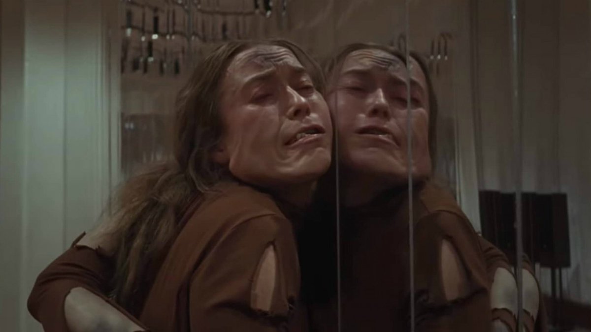 Bjules19's tweet photo. Suspiria (Luca Guadagnino, 2018)
De las pocas películas de "Terror" que considero vale la pena, tiene una de las escenas que más incomodidad me produce pero he ahí también que sea tan buena saliéndose lo predecible como otras. Buena fotografía y Tilda como siempre, espectacular. https://t.co/h33HzUGE6U